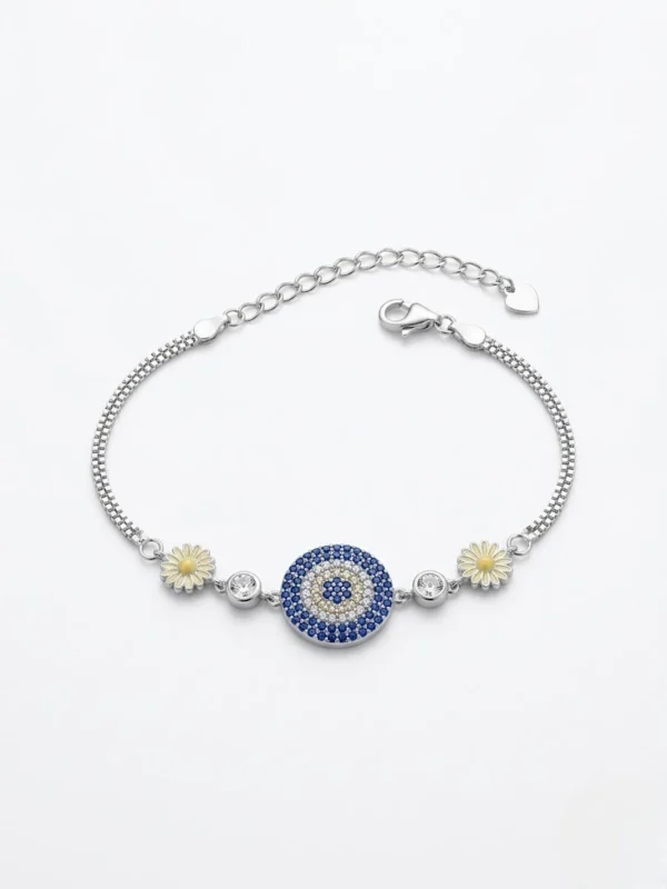 Kenarlarında papatya ve zirkon taşları bulunan klasik nazar boncuklu gümüş kadın bileklik