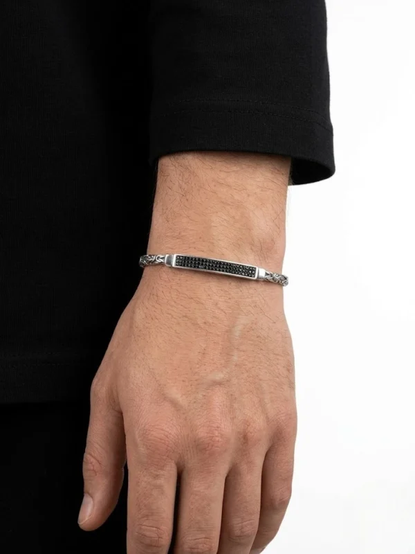 Alternative view of Plaka Üzerine Siyah Mikro Taşlı 4.5mm Yassı Kral Gümüş Bileklik